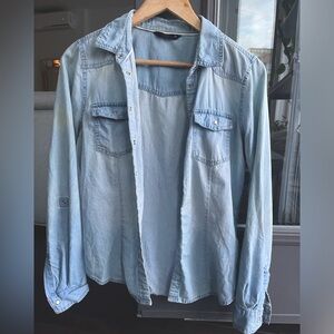 #51 🌺 5/$30 🌺 Only light blue faded Chambray shirt / button down